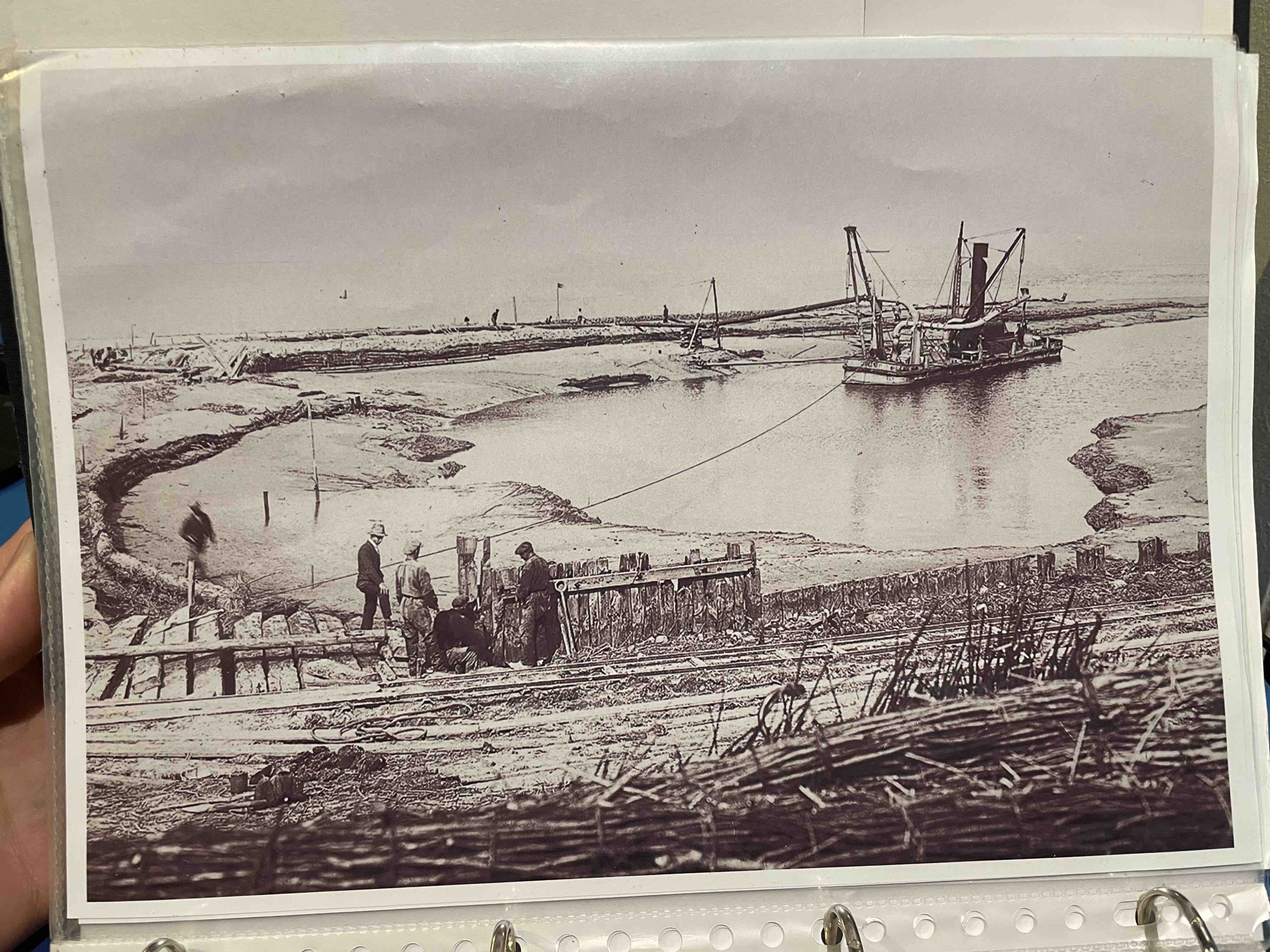 Early example of dredging and maritime contract work. Notice willow fascine mattresses in the foreground. The image illustrates what the Terra Potentia-project calls, dredge capital, the mobilization and combination of machines, labour, and ecological materials to produce environmental change to make space for industrial expansion and coastal protection.